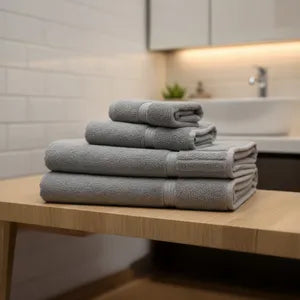 Juego de Toallas x4 + Alfombra de Baño Frávega Home Algodón 500gr Gris